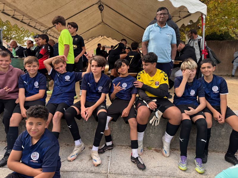 Les jeunes réunis sous la tente pendant un tournoi