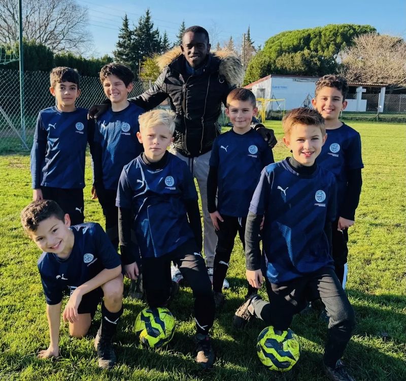 Un groupe de jeunes en tenue du club