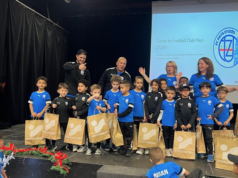 Remise de cadeaux aux enfants de l'école de foot