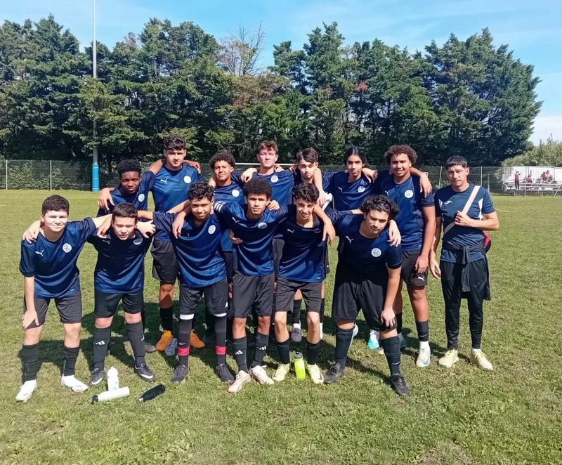Photo d'équipe des jeunes en maillot navy
